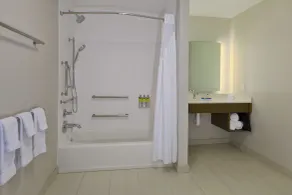 Holiday Inn Express & Suites - Milan - Sandusky Area by IHG - Badeværelse