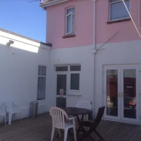 PAIGNTON S ONLY Ground floor Garden 2 Bedroom Apartment in front of the Pier & your Very own Private FREE Car space ,2 Double beds , 2 Single Beds , Kitchen , Air Fryer , 50 Blue ray Films ,Hotel Reception to Greet & Happily Help you - Rom