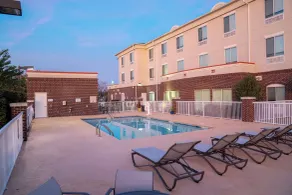 Holiday Inn Express Pembroke by IHG - Piscina