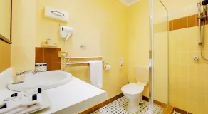 Raintree Motel - Room