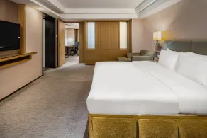 Holiday Inn Riverside Wuhan by IHG - Room