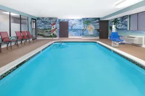 Super 8 by Wyndham Victoria/North/Mall Area - Piscine