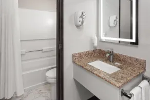 Days Inn & Suites by Wyndham Kaukauna WI - Salle de bain