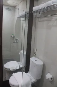 Namira Syariah Hotel Surabaya - Badezimmer