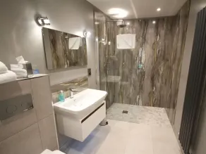Quinlan & Cooke Boutique Townhouse and QCs Seafood Restaurant - Bathroom