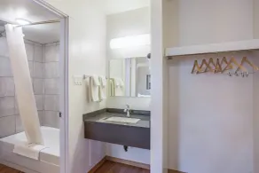 Motel Bo (Camrose) - Bathroom