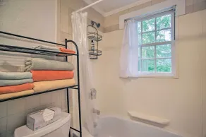 South Yarmouth Cottage ~ Half Mi to Beaches! - Salle de bain