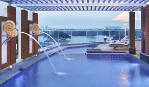 Radisson Bengaluru City Center - Piscine