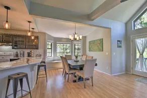 Modern Show Low Retreat w/ Deck & Mtn Views! - Interiør