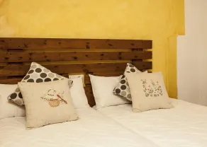 Merveilleuse maison conviviale et familiale avec barbecue, piscine et internet haut débit | Vue jardin | Avec animaux acceptés - Chambre