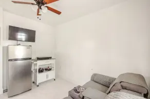 Small Studio apartment - Opholdsområde
