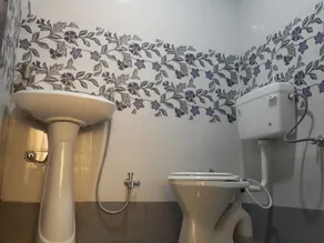 Hotel Holiday Era Opposite Railway Station - Bathroom