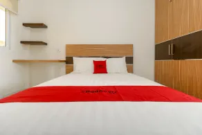 RedDoorz Plus near Palembang Square Mall - Room