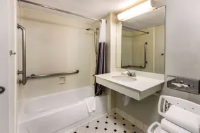 La Quinta Inn by Wyndham Albuquerque Northeast - Bathroom