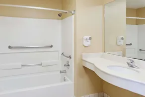 Super 8 by Wyndham Ft. Oglethorpe GA/Chatt TN Area - Salle de bain