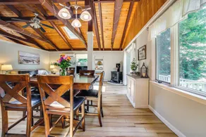 Breathtaking Newbury Cottage w/ Deck on Chalk Pond - Interiör