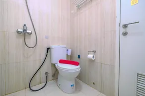 Homey And Comfy 2Br Sentul Tower Apartment - Baño