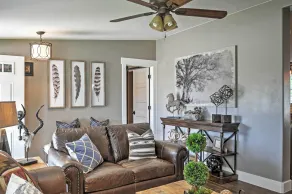 Rustic Chic Home: 10 Mi to Otter Creek State Park! - Innenbereich