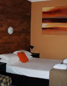 Hilldrop Motor Inn - Room