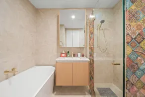 Fully Gated! Walk to Bus, Train & Box Hill High! - Baño