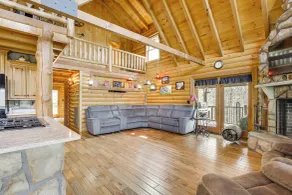 210-acre Cabin w/ Trails & Hot Tub in Tuscumbia! - Interiör