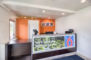 Motel 6-Everett, WA - South - Hall