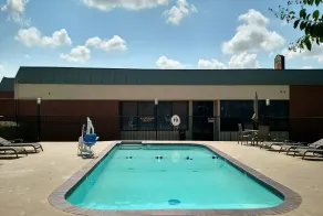 Super 8 by Wyndham Atoka - Piscina