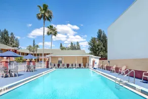 Howard Johnson by Wyndham Ft. Myers FL - Piscine