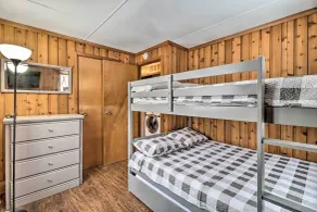 Near Skiing: Pocono Lake Cabin w/ Screened Patio - Interiör
