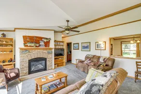 Portage Lake Home w/ Boat Dock, Yard & Fire Pit - Innvendig