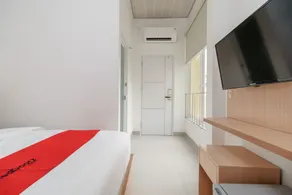 RedDoorz Plus near RS RK Charitas 2 Palembang - Room