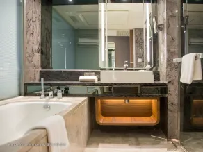 Royal Plaza Hotel - Bathroom