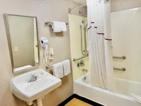 Red Roof Inn Milford - New Haven - Bathroom