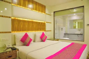 Aman Continental With Restaurant - 5Mins from Connaught Place ,Railway Station & Metro - Room