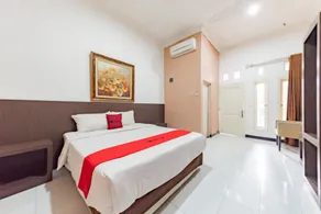 RedDoorz near Kejaksan Station Cirebon - Zimmer
