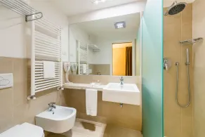 Base Hotel - Bathroom