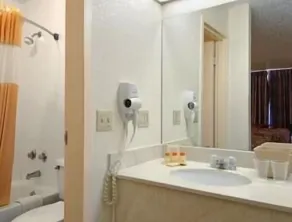 Days Inn by Wyndham Hillsboro TX - Bathroom