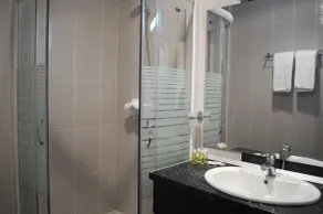 Belgrade City Hotel - Bathroom