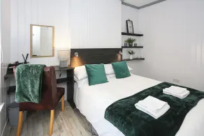 OYO Queens Quarter - Room