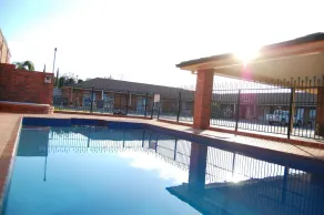 Australian Settlers Motor Inn - Piscina