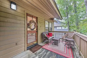 Cozy Woodlands Townhome w/ Deck Near Market Street - Interiör