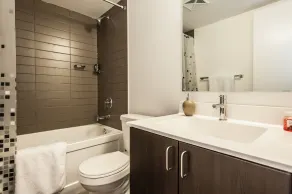 Life Suites - Fort York Central Condo - Badrum