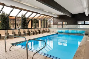 Days Inn & Suites by Wyndham Logan - Basseng