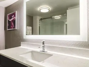 La Quinta Inn & Suites by Wyndham Myrtle Beach - N Kings Hwy - Badezimmer
