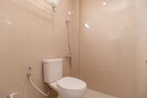 RedDoorz Plus near Palembang Icon Mall 2 - Bathroom