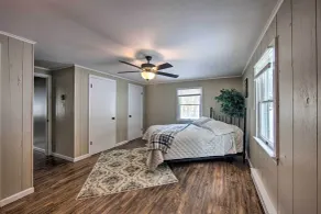 Idyllic Manor Farm Cottage: 3 Mi to Chambers Lake! - Room