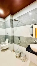 Hotel Raj Inn - Bathroom
