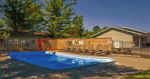 Super 8 by Wyndham Kingston - Piscine