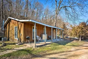 'The Burgundy Cabin' Iowa Retreat: Pond & Fire Pit - Innenbereich