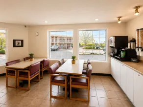 Super 8 by Wyndham Lake Country/Winfield Area Airport North - Restaurant
